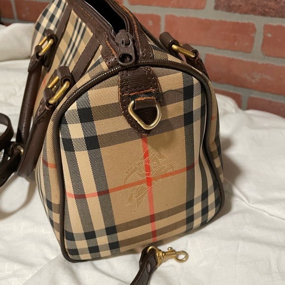 Vintage Burberry handbag. Still in great condition. Preloved - Picture 2 of 8